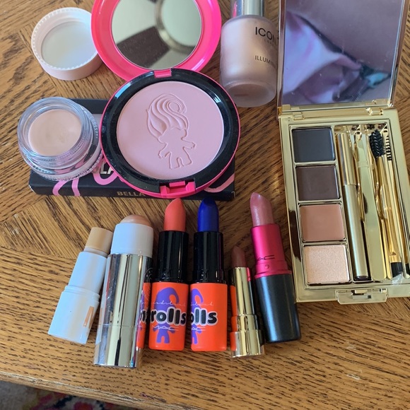 Random makeup bundle - Picture 2 of 2